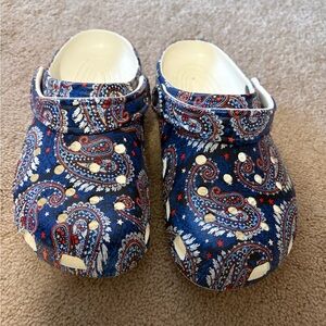 CROCS women’s Paisley Clogs - Navy and White